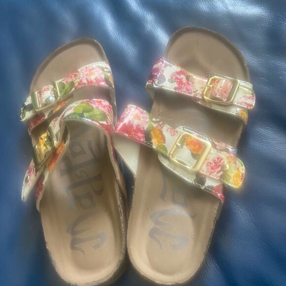 Madpaw buckle slides. Floral pattern on white. - Picture 5 of 5